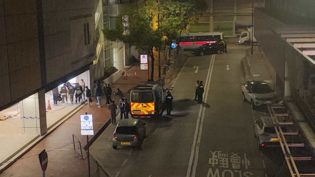 屯門市廣場周四(1月15日)晚上7時許一名男子從Donki小食檔廚房偷走一把刀後,於街上徘徊揮刀,更挾持女人質,被警員開槍擊斃。黎志偉攝 屯門市廣場周四(1月15日)晚上7時許一名男子從Donki小食檔廚房偷走一把刀後,於街上徘徊揮刀,更挾持女人質,被警員開槍擊斃。黎志偉攝