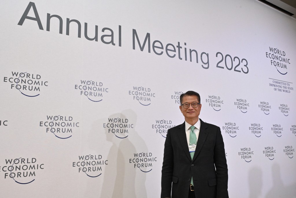陳茂波1月16日出席世界經濟論壇2023年會。（政府新聞處）