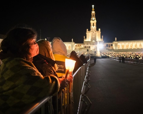 约六千人在教堂外集体祷告。网图