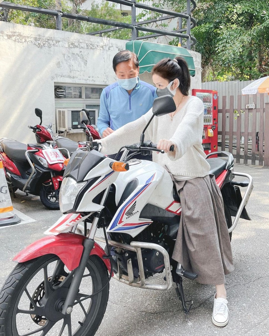 Kay今年4月即去報名學電單車。