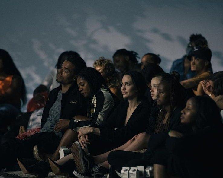 安祖蓮娜跟女兒Shiloh和Zahara睇騷，緋聞男友The Weeknd都同場。