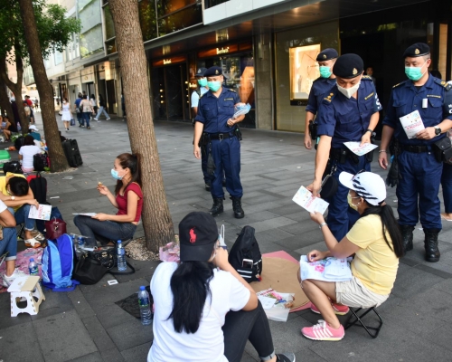 警方與海關特務警察派傳單，提醒外傭小心疫情。