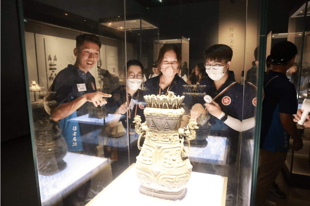 青年学员八月十五日在西安参观陕西历史博物馆。