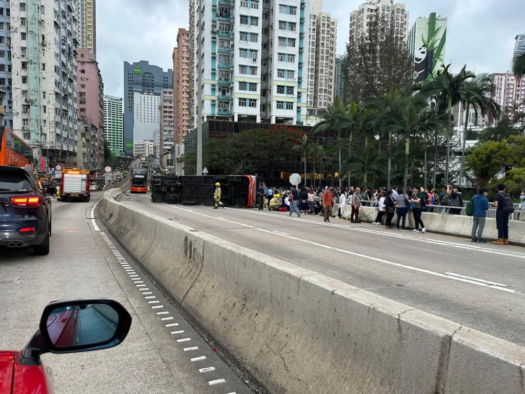 受意外影響，德士古道往荃錦公路近大窩口全線封閉。網上圖片