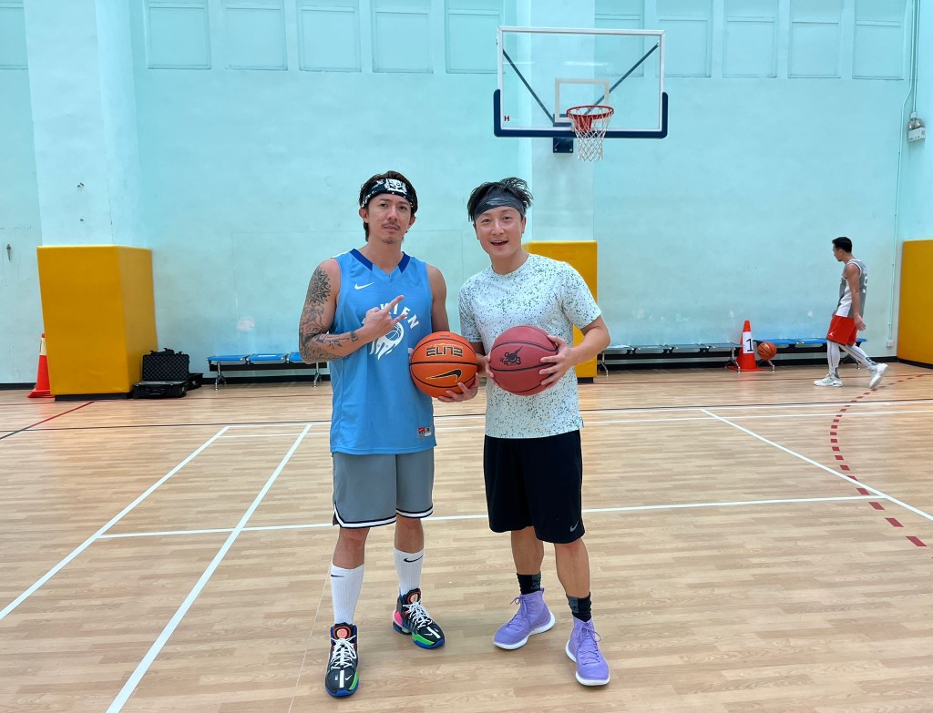 为参加篮球赛，阿聪同小方之前努力备战。