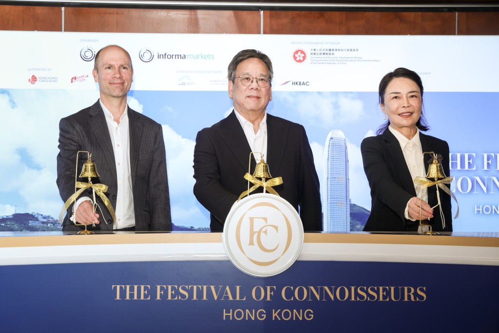 英富曼會展首席財務官Alex Simm(左)、 商務及經濟發展局局長丘應樺(中)、 機管局行政總裁及亞博館主席張李佳蕙(右)。 英富曼會展首席財務官Alex Simm(左)、 商務及經濟發展局局長丘應樺(中)、 機管局行政總裁及亞博館主席張李佳蕙(右)。