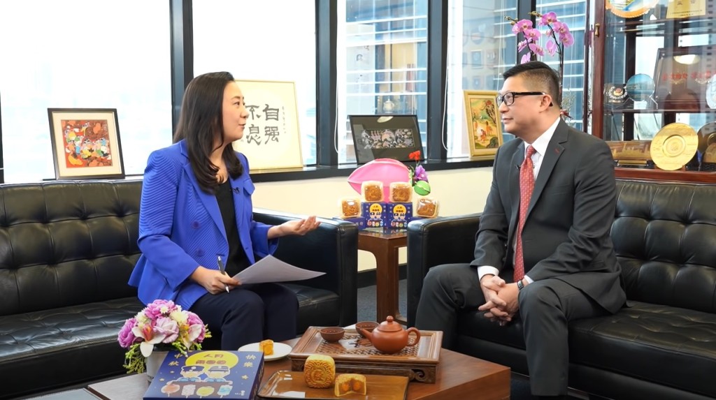 鄧炳強指,一些穿黃背心的「任何人記者」,在橙帶外可以繼續從事採訪活動。影片截圖