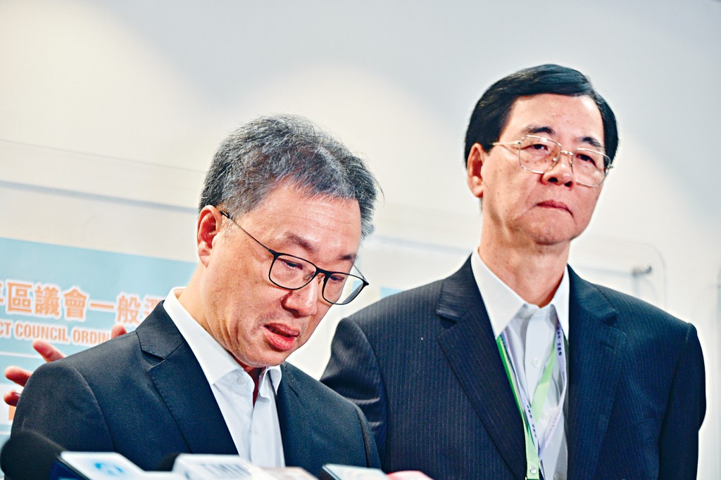 前日區選投票系統發生故障,選管會主席陸啟康就事件3度哽咽致歉。