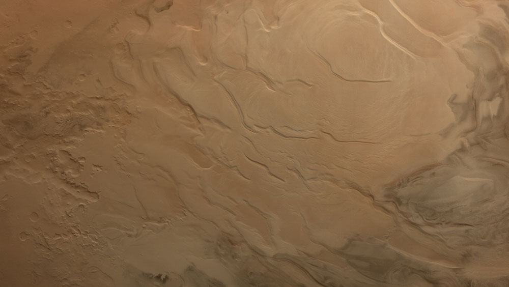 环绕器中分相机拍摄南极冰盖影像，图像展示了火星南亟亟冠，研究认为火星两极长期和永久性的极冠主要由乾冰（固态二氧化碳）和水冰构成。