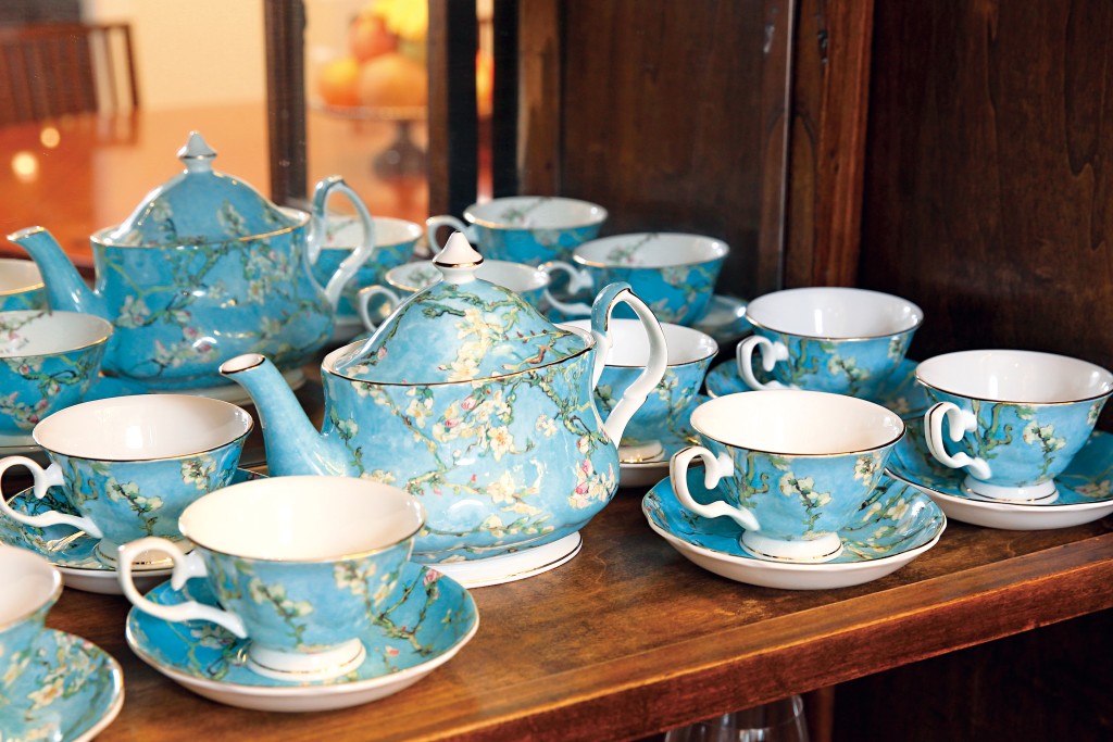 中式仿古柜内的英式茶具是朋友送赠。（东周刊图片）