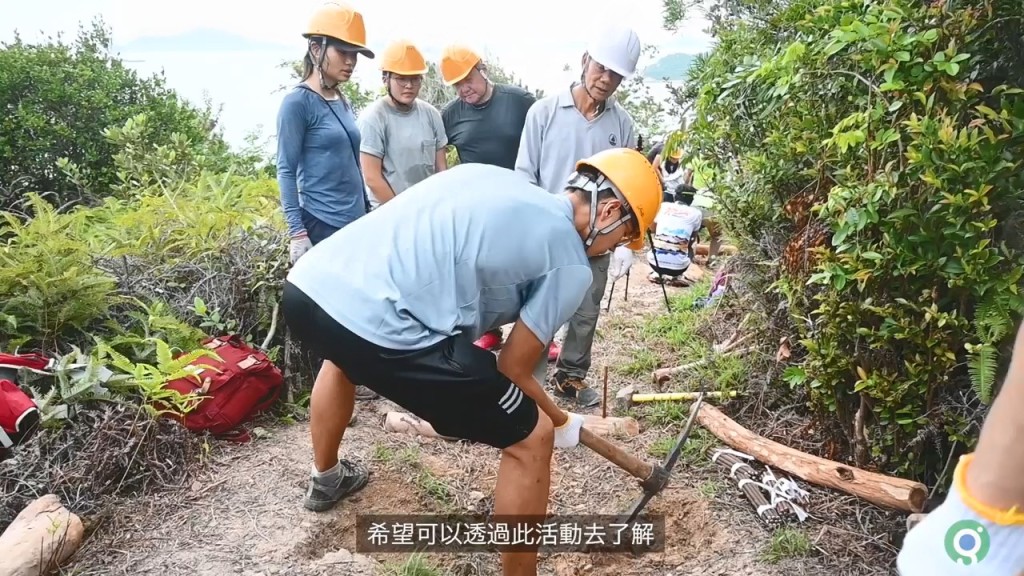 多名义工到南大屿海岸，用天然木头及石头，以人手、低影响方式修缮一段向海的冲刷山径。绿惜地球fb片段截图