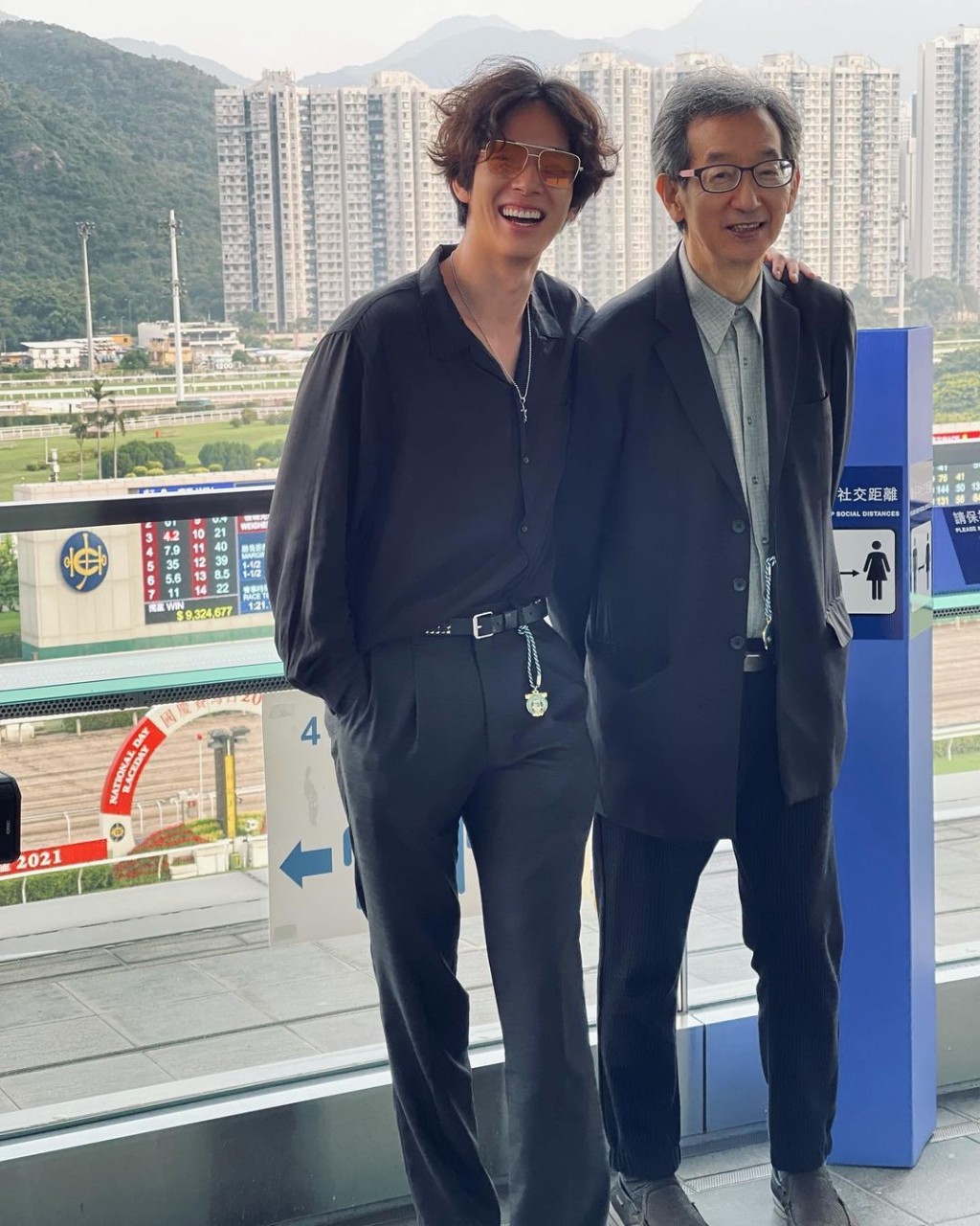 日前陪爸爸張永森入馬場。