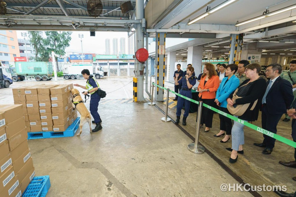 加達•法特希•瓦利到葵涌海關大樓考察，了解香港海關在打擊販運毒品方面的執法成效。