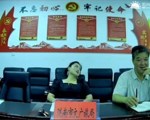 甘肃陇南市官员在直播问政节目中半躺且玩手机，遭当场训斥。网图