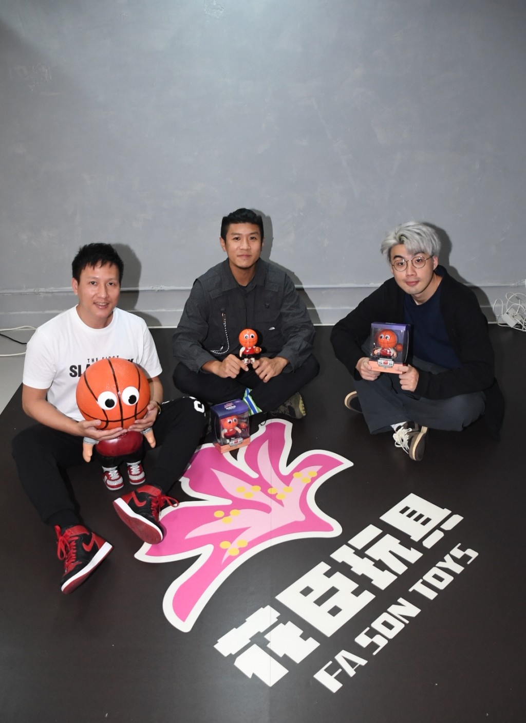 3人推出品牌花臣玩具，以公仔推動籃球運動發展。 本報記者攝