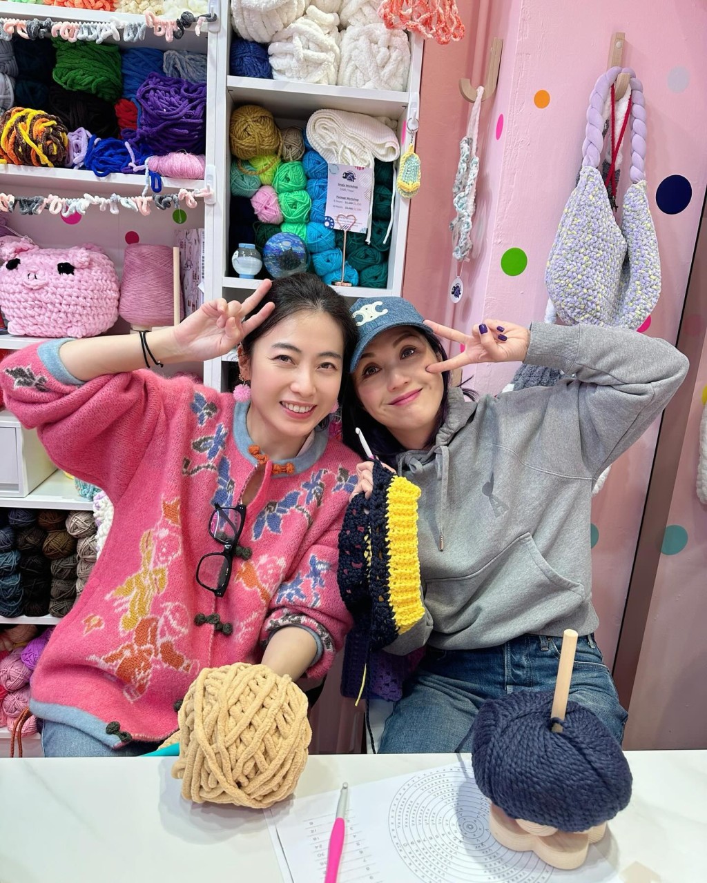 原來楊千嬅（右）去了甘比創辦的鈎織專門店Happy Yarn體驗編織樂趣。