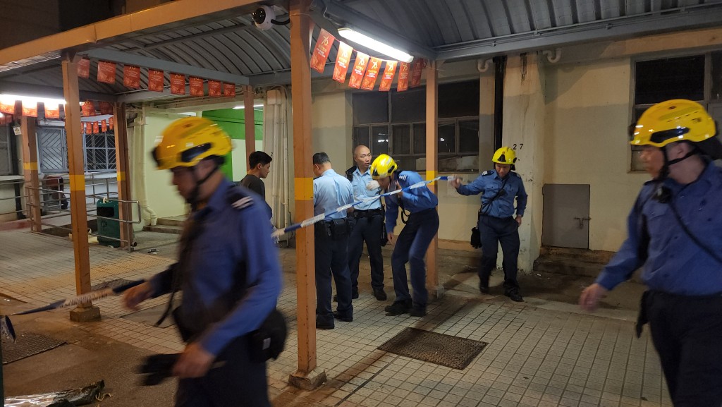 消防將遺體移至地面。黎志偉攝 消防將遺體移至地面。黎志偉攝