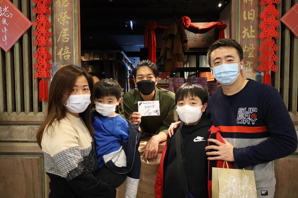 黎諾懿又與善長合照。