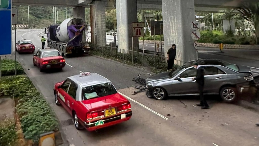 私家車與田螺車相撞後,再撞鐵欄,車頭損毀。fb馬路的事 (即時交通資訊台)