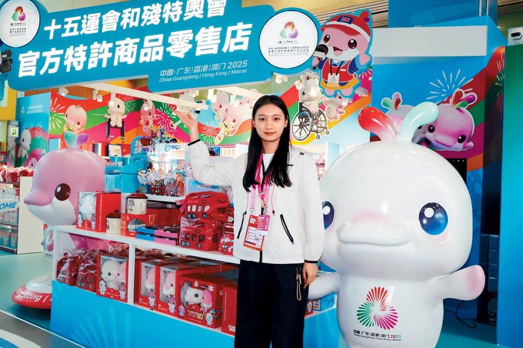 一入MPC，第一个见到就是「官方特许商品零售店」，店员Ashley帮手推介好卖产品。