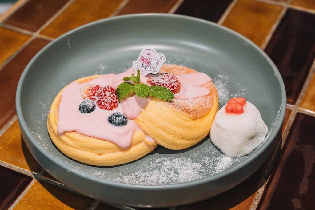 幸福荔枝椰奶冻小福 配 士多啤梨奶盖班戟 $138（图片来源：b.o.t.h. by Texas Burger）