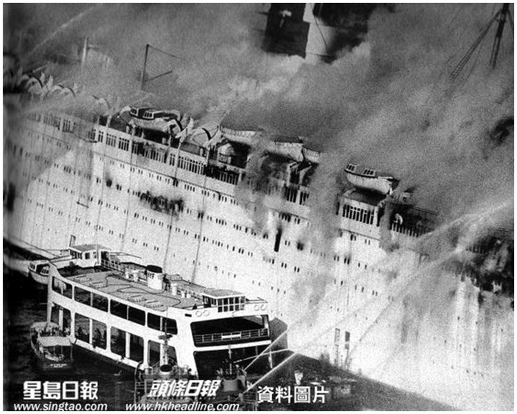 大火發生時,董建華正在船上開會。