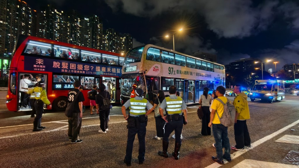 西九龍公路發生3車串燒意外,涉及兩輛私家車及一輛九巴。黃文威攝 西九龍公路發生3車串燒意外,涉及兩輛私家車及一輛九巴。黃文威攝