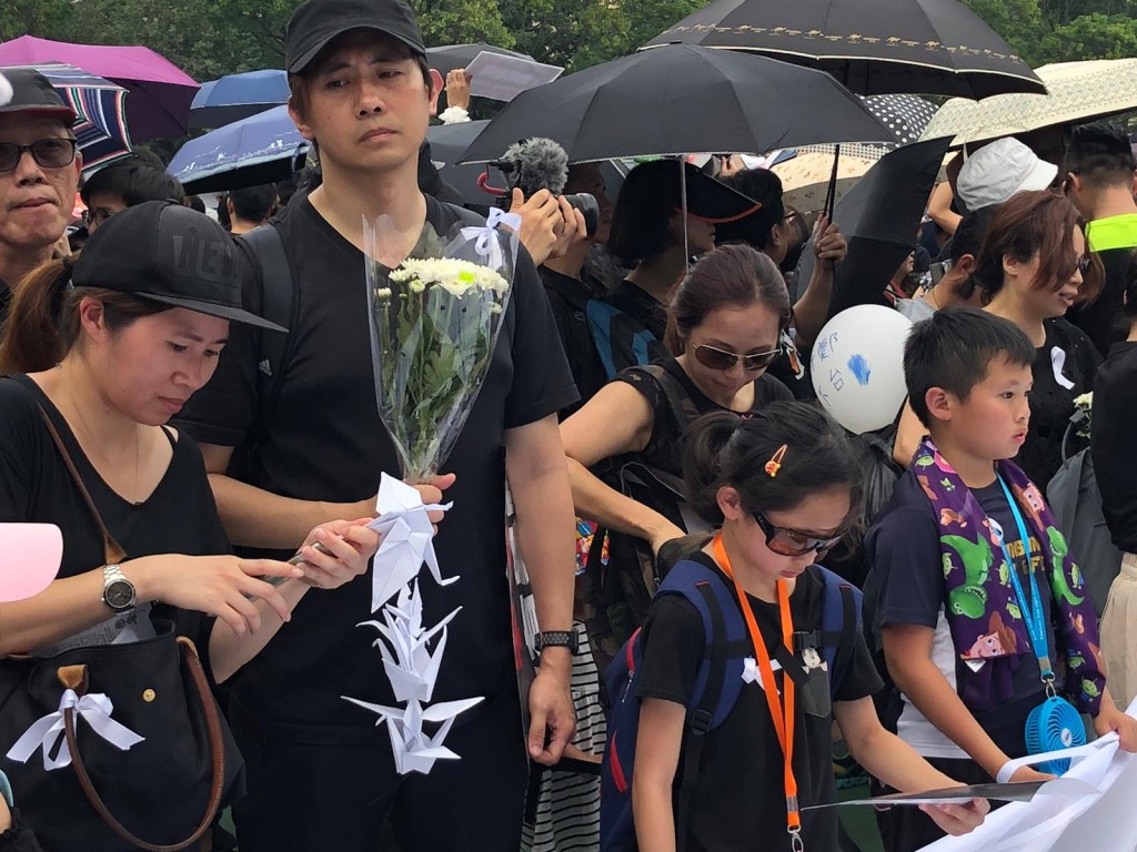 遊行市民悼念墮斃的反修例市民。