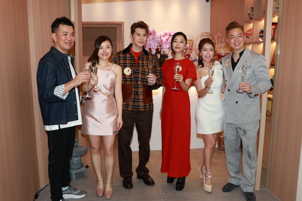 传媒问下次影帝影后一起现身?卫诗雅笑言有这个机会。 传媒问下次影帝影后一起现身?卫诗雅笑言有这个机会。