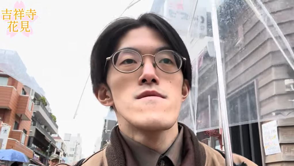 真人版“城之内”拥有的超长下巴，在网上引起热话。YouTube/Instagram