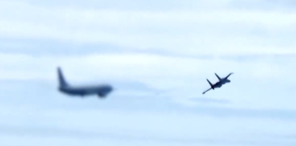 殲-16戰機驅離衝闖領海線的外機。央視截圖 殲-16戰機驅離衝闖領海線的外機。央視截圖