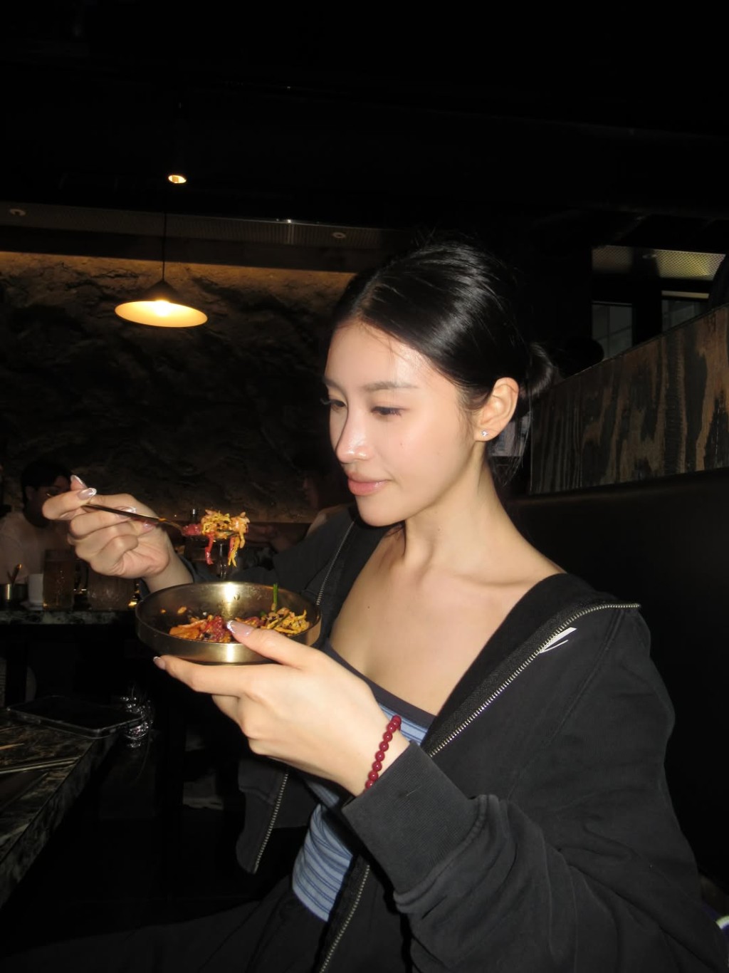 郭珮文大晒白滑肌膚及完美鎖骨。 郭珮文大晒白滑肌膚及完美鎖骨。
