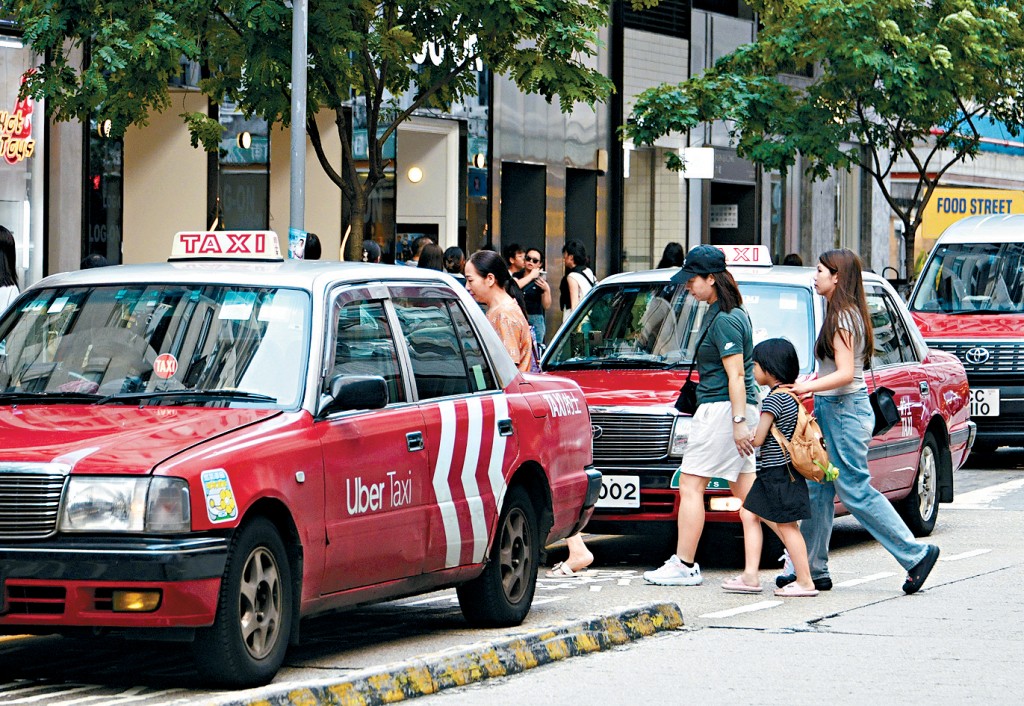 立法會三讀通過《2025年道路交通(修訂)(網約車服務)條例草案》。