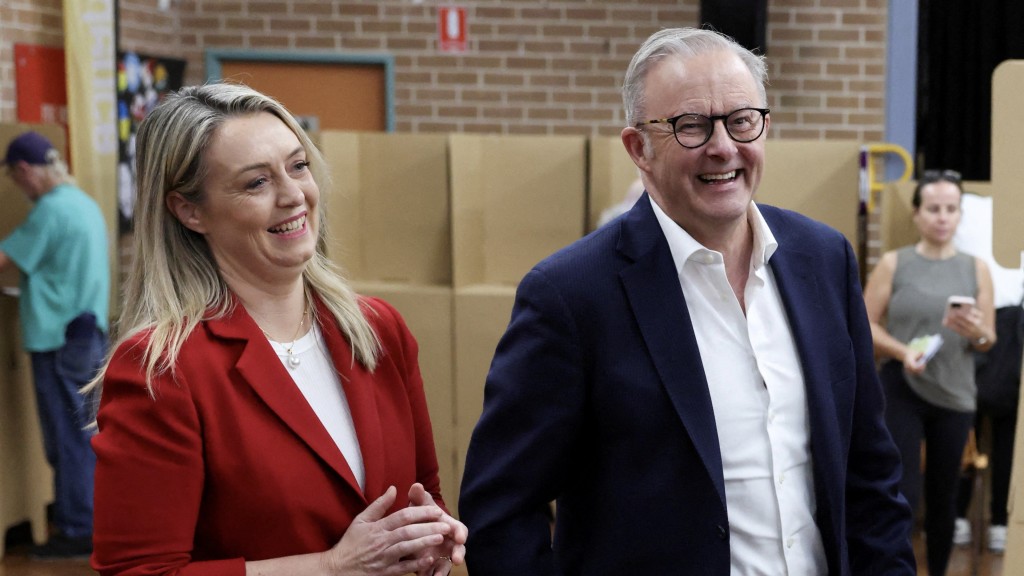 今年5月澳洲大选，海顿陪阿尔巴尼斯到票站投票。 路透社