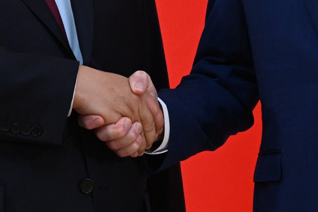 兩人握手。