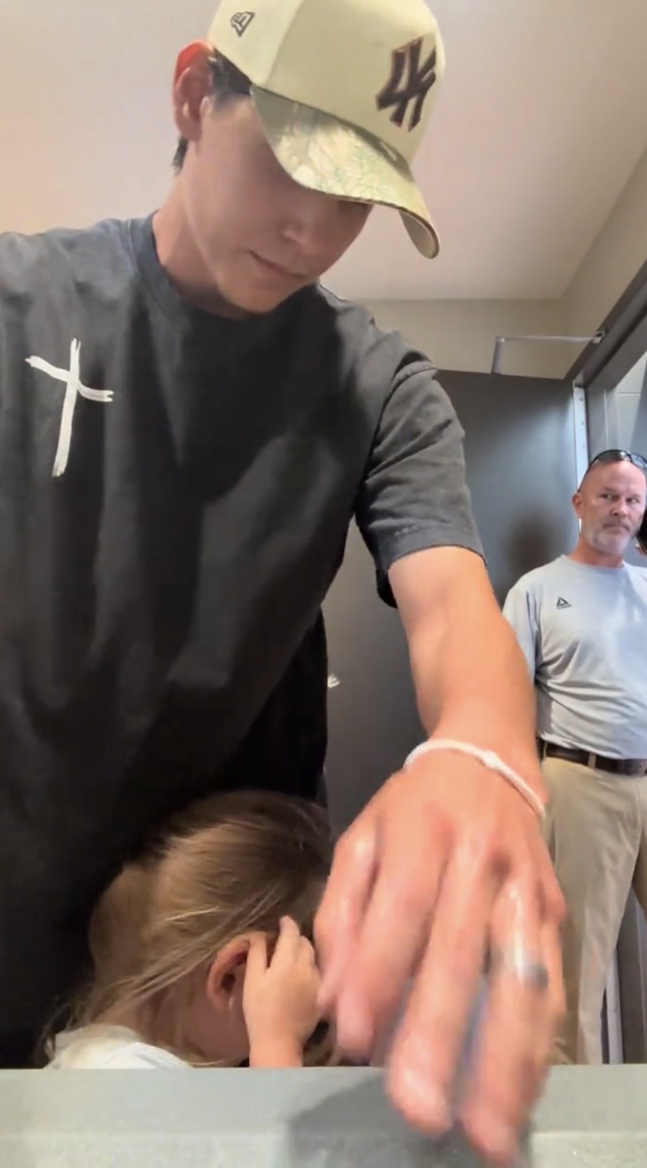 女儿吓到吃手手哭起来。 TikTok@tylerbrodsky2