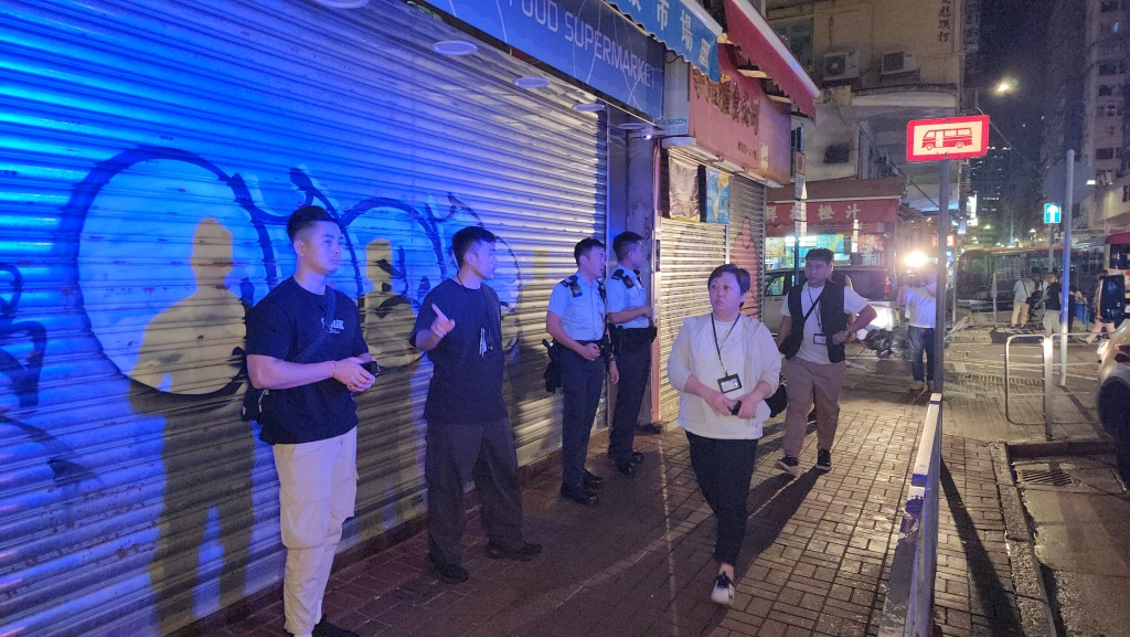 大批警員到場調查。 大批警員到場調查。