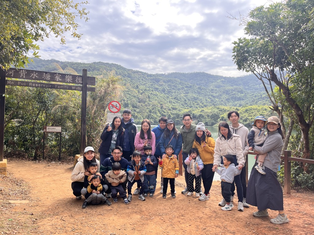 天氣清涼舒適，最適合遊覽香港各個水塘，有導師帶領下，更會學到不少自然生態知識。（圖片來源：《親子王》）