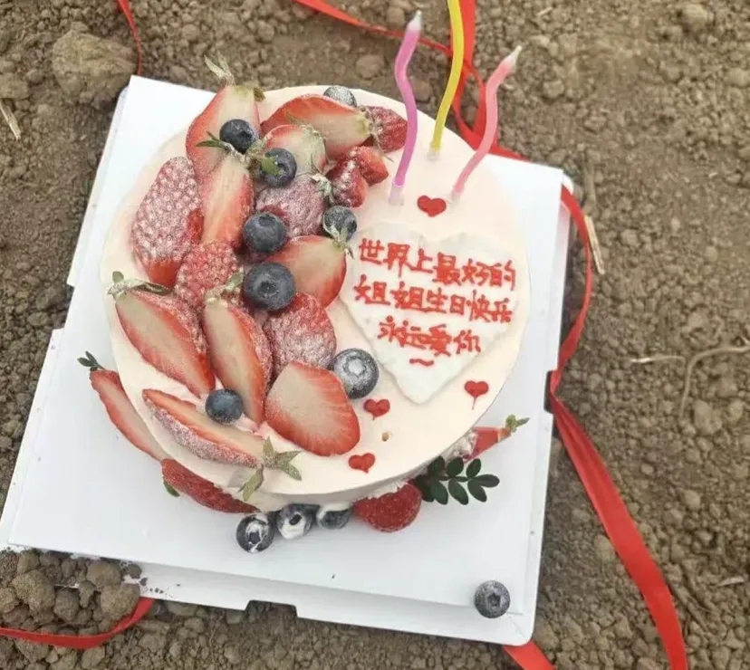 23日梁先生的岳母和小舅子在老家提前給亡妻過了生日。