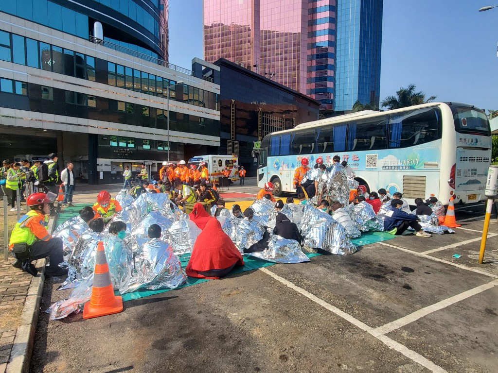 受傷學生被安排在臨時救護站等候。林思明攝