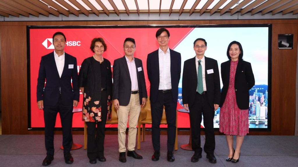 （由左至右）滙豐企業及機構銀行香港環球企業主管洪紀倫、滙豐環球可持續金融及轉型主管Natalie Blyth、賦生資本董事總經理胡涌、滙豐亞洲及中東地區聯席行政總裁廖宜建、綠色加速器籌備委員會主席馬駿、滙豐企業及機構銀行可持續金融及轉型亞洲區主管黃超。