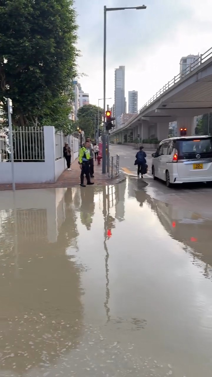 九龍城士他令道有水管爆裂,淹沒附近路面。Threads@lucassskn片段截圖 九龍城士他令道有水管爆裂,淹沒附近路面。Threads@lucassskn片段截圖
