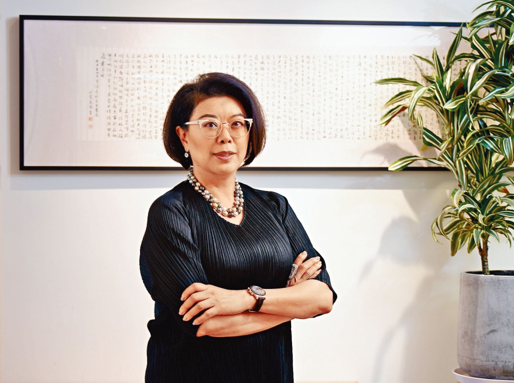 ■前大律师公会主席谭允芝资深大律师，身后的书法正是谭母的遗作。