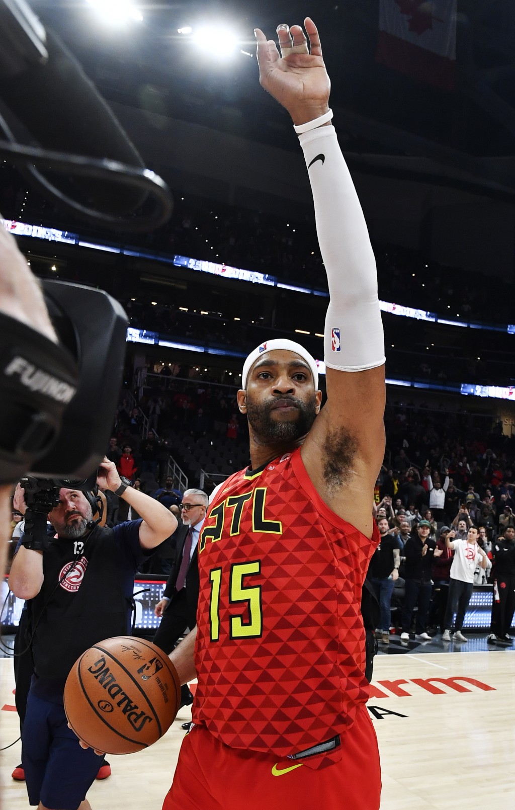 卡達累積二萬五千分，賽後取走籃球紀念。AP