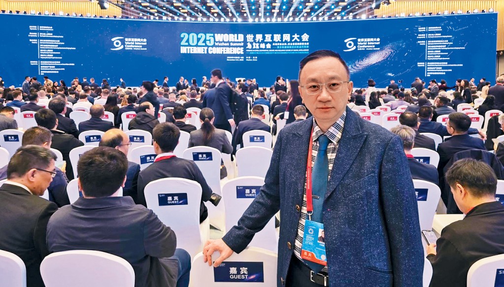 方保僑每年外訪，參加世界各地不同的資訊科技展覽。  