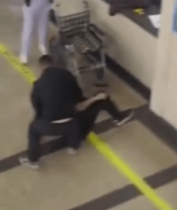 醋夫墙壁，同行者安抚劝阻。