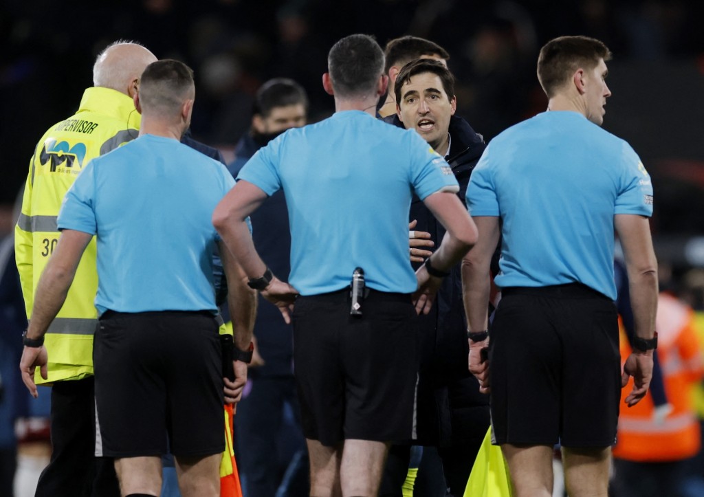 伊拉奥拿不满球证判决，完场后与对方理论。路透社