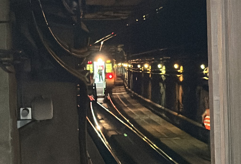 港铁将军澳綫一列列车去年12月发生故障，乘客要以紧急通道离开车厢。资料图片
