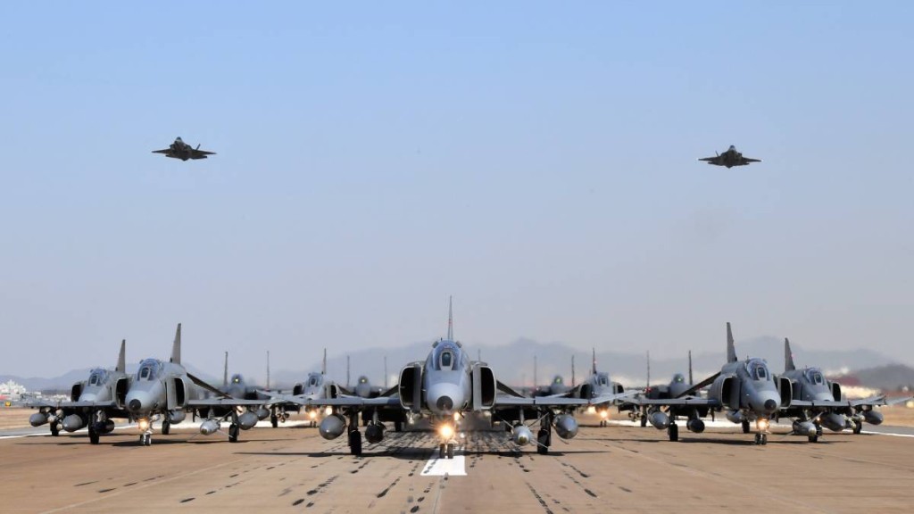 有2名中國高中生涉擅拍南韓的空軍基地被捕。X@Korea_Defense