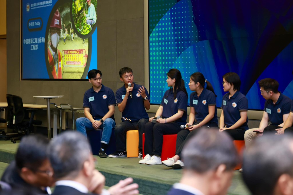 「保安局青少年制服团队领袖论坛」今日在政府总部举行周年汇报。邓炳强fb